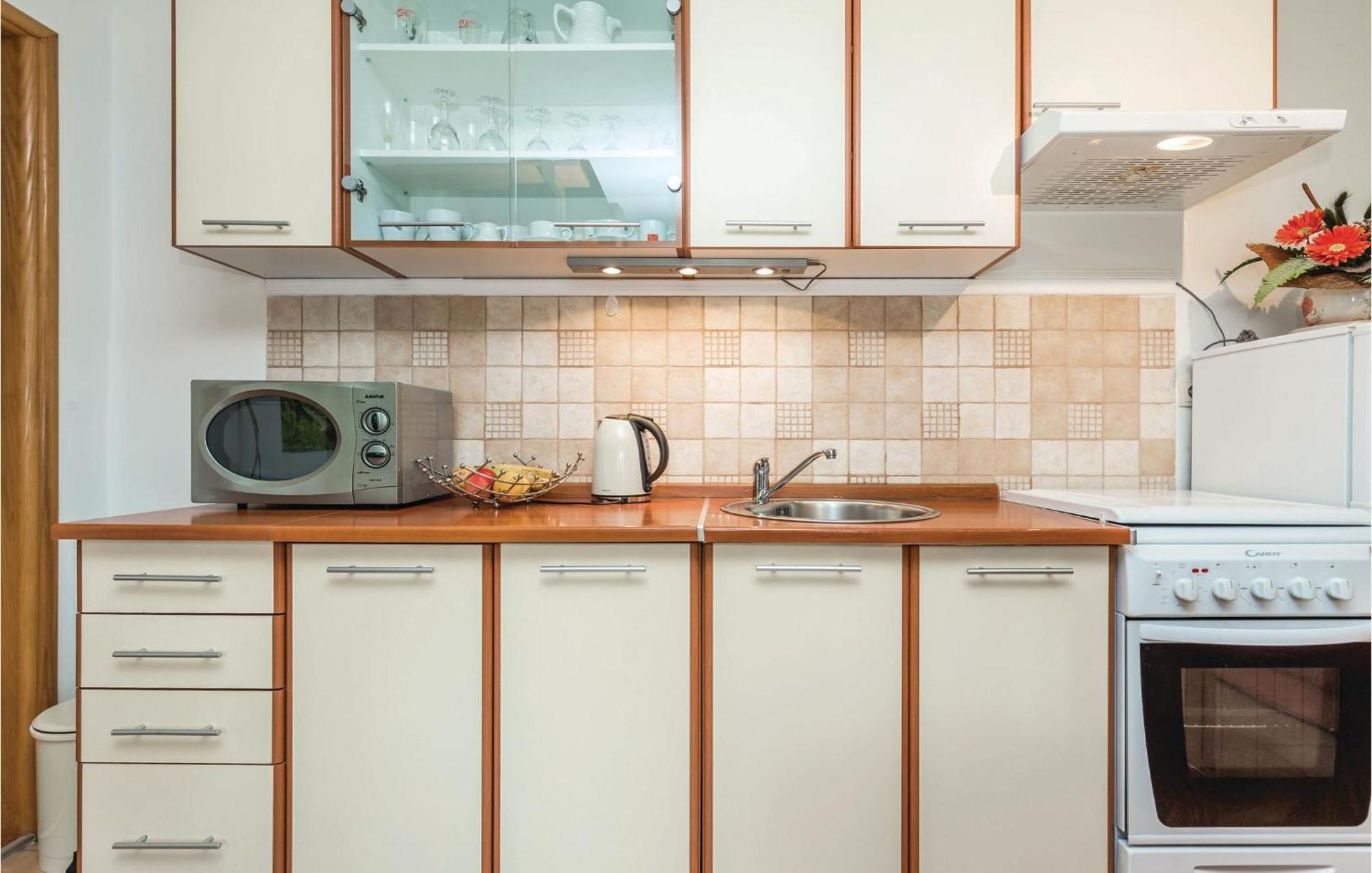 2 Bedroom Cozy Home In Licko Lesce מראה חיצוני תמונה