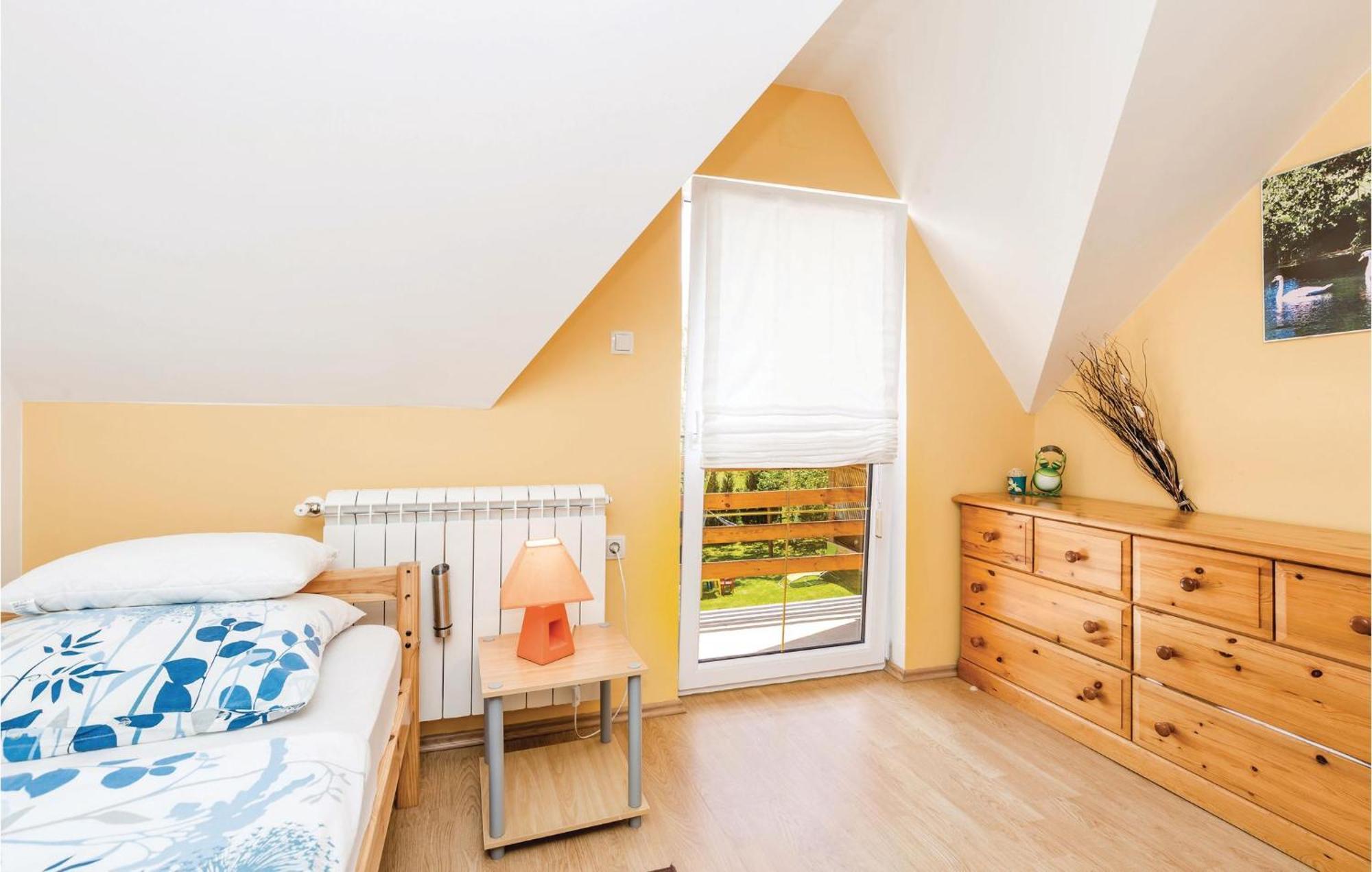 2 Bedroom Cozy Home In Licko Lesce מראה חיצוני תמונה