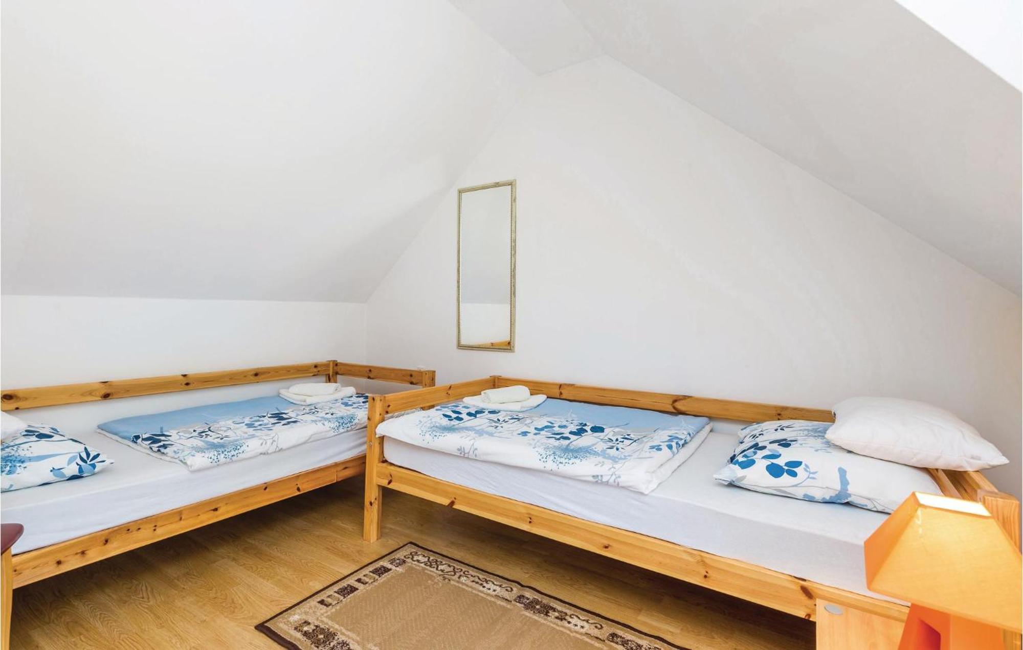 2 Bedroom Cozy Home In Licko Lesce מראה חיצוני תמונה