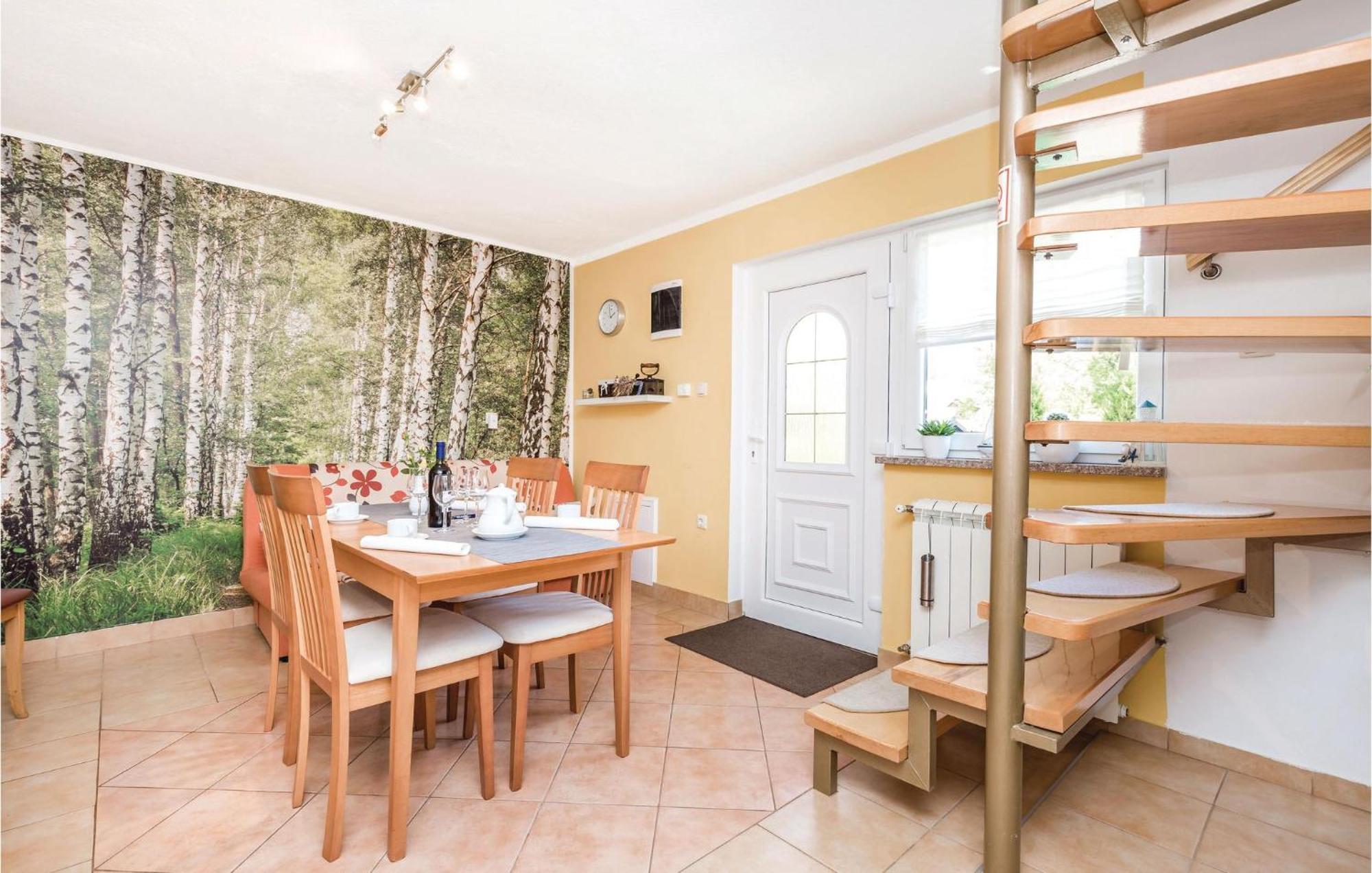 2 Bedroom Cozy Home In Licko Lesce מראה חיצוני תמונה