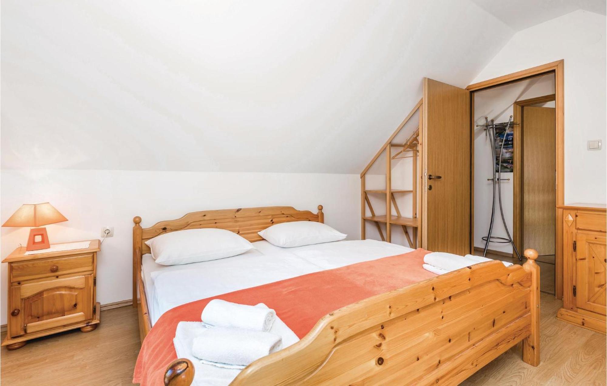 2 Bedroom Cozy Home In Licko Lesce מראה חיצוני תמונה