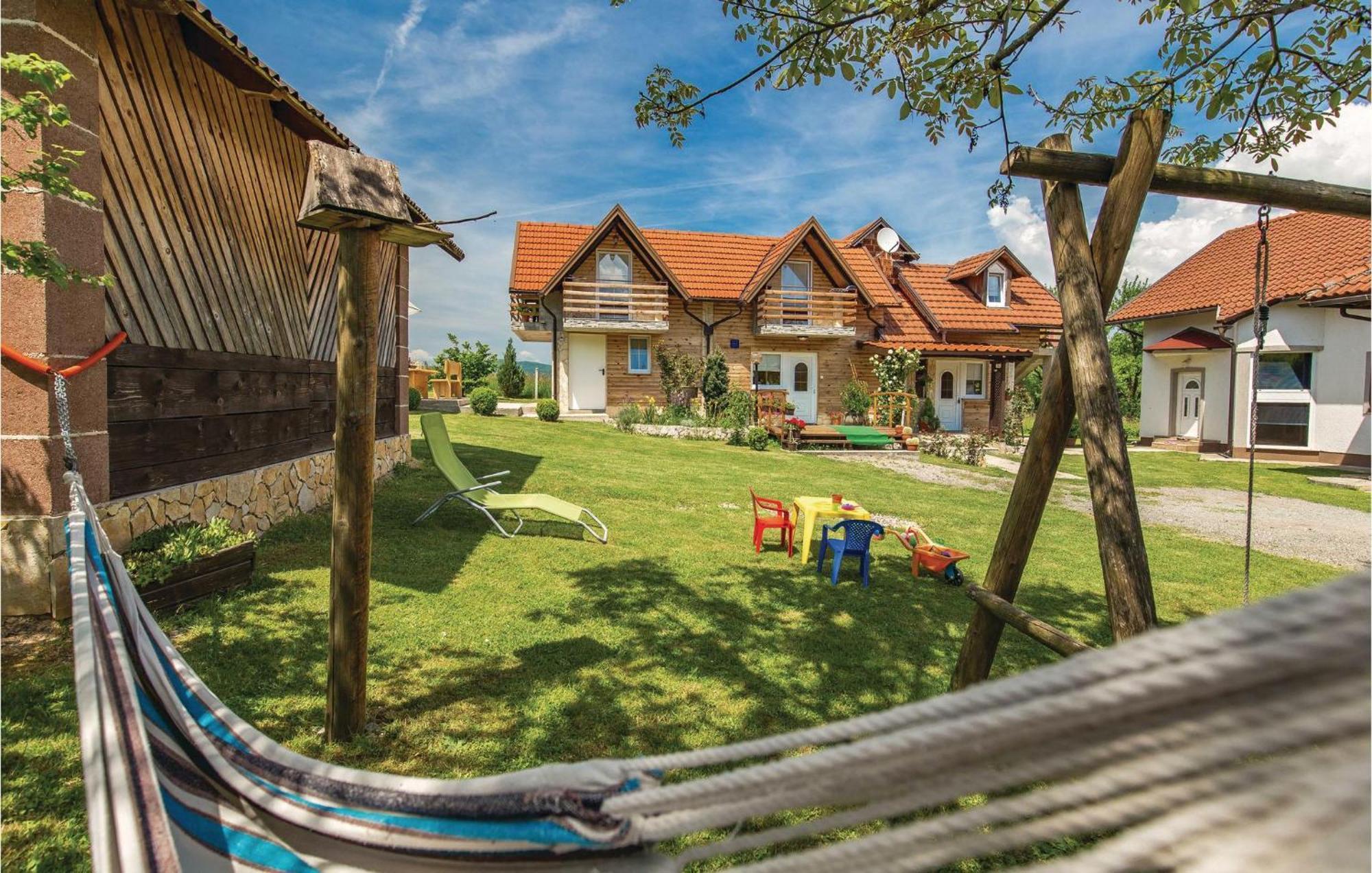 2 Bedroom Cozy Home In Licko Lesce מראה חיצוני תמונה