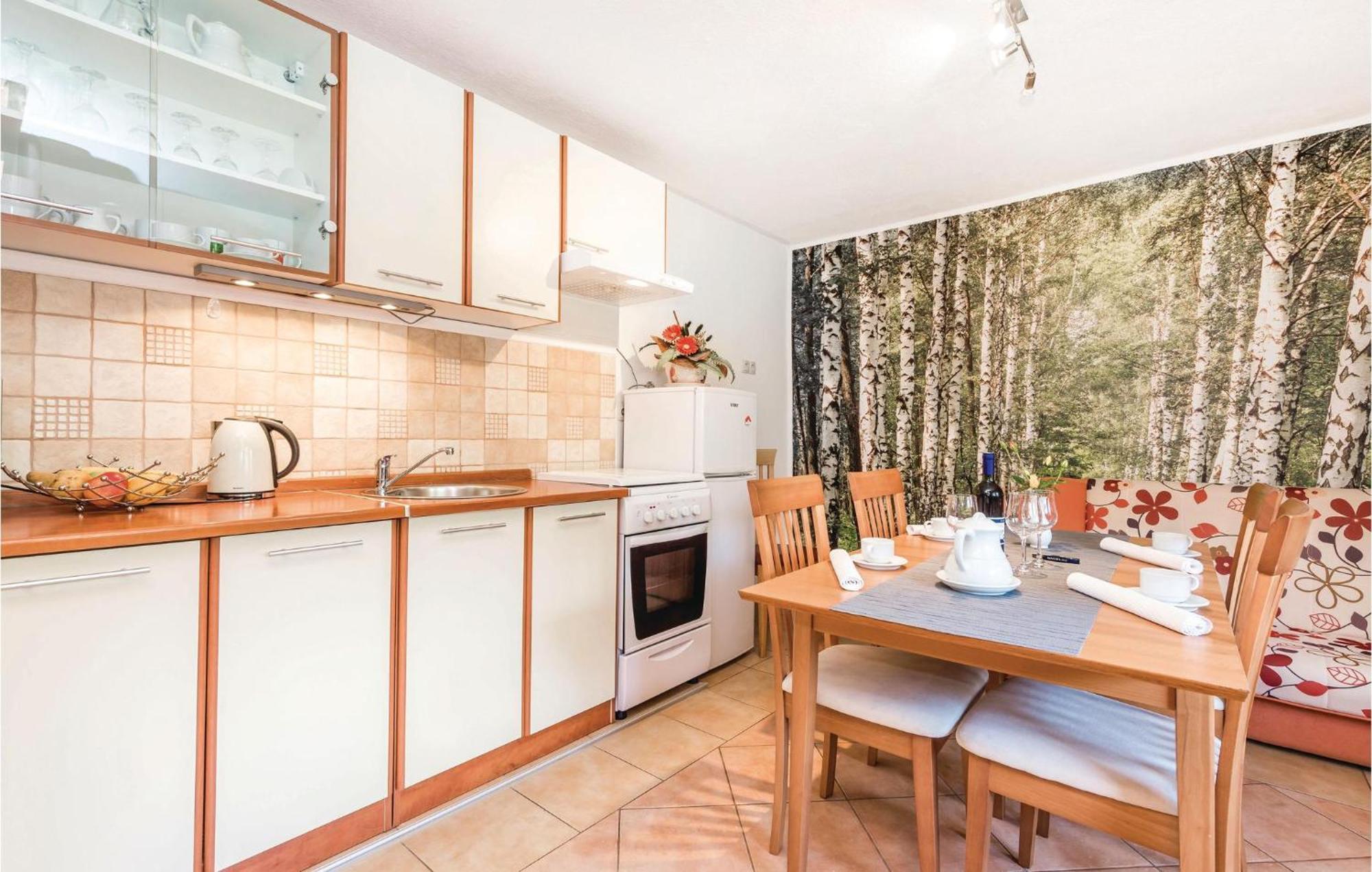2 Bedroom Cozy Home In Licko Lesce מראה חיצוני תמונה