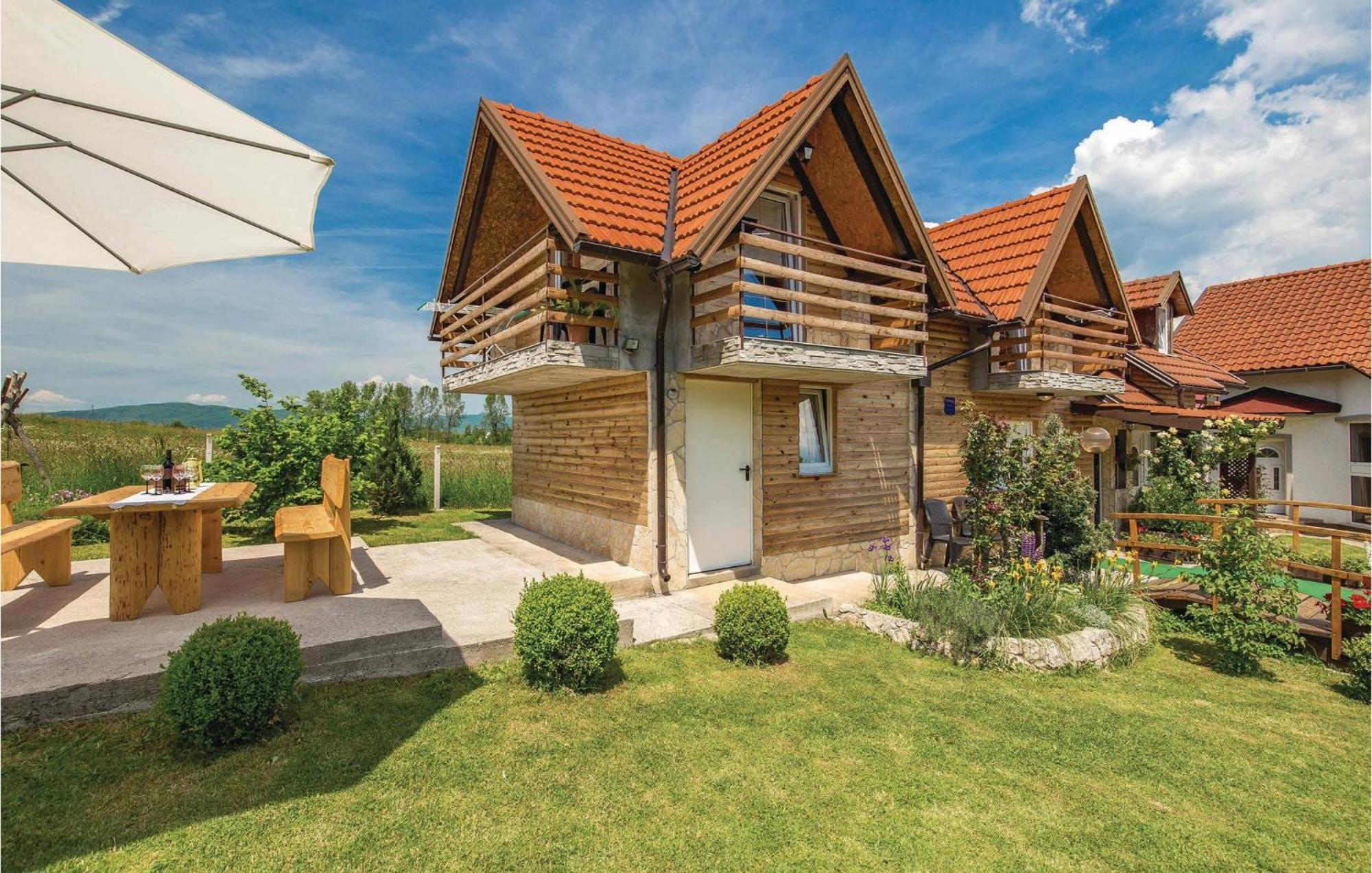 2 Bedroom Cozy Home In Licko Lesce מראה חיצוני תמונה