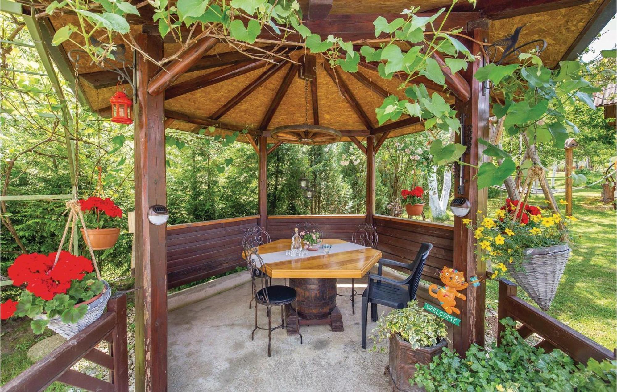2 Bedroom Cozy Home In Licko Lesce מראה חיצוני תמונה