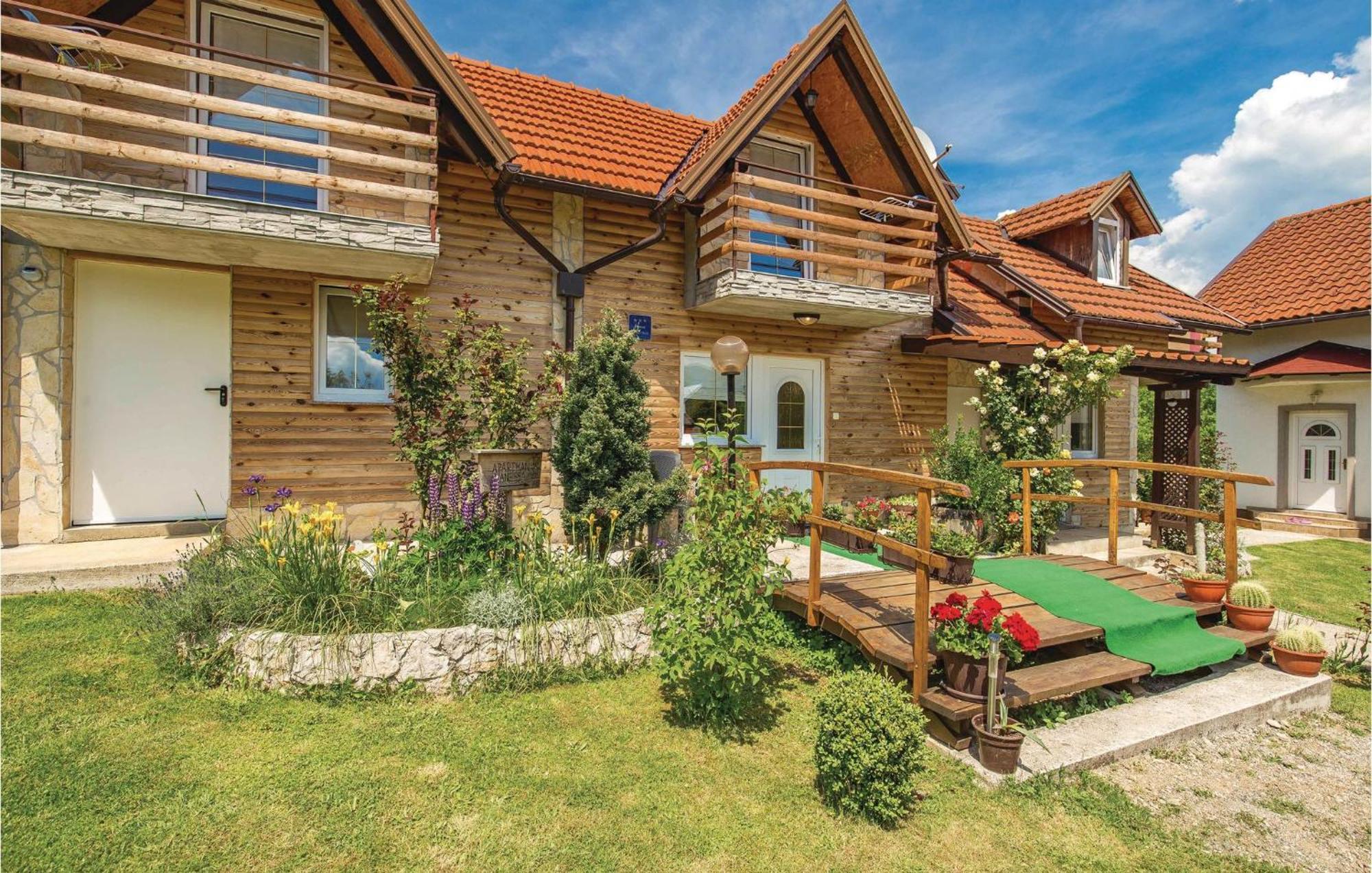 2 Bedroom Cozy Home In Licko Lesce מראה חיצוני תמונה