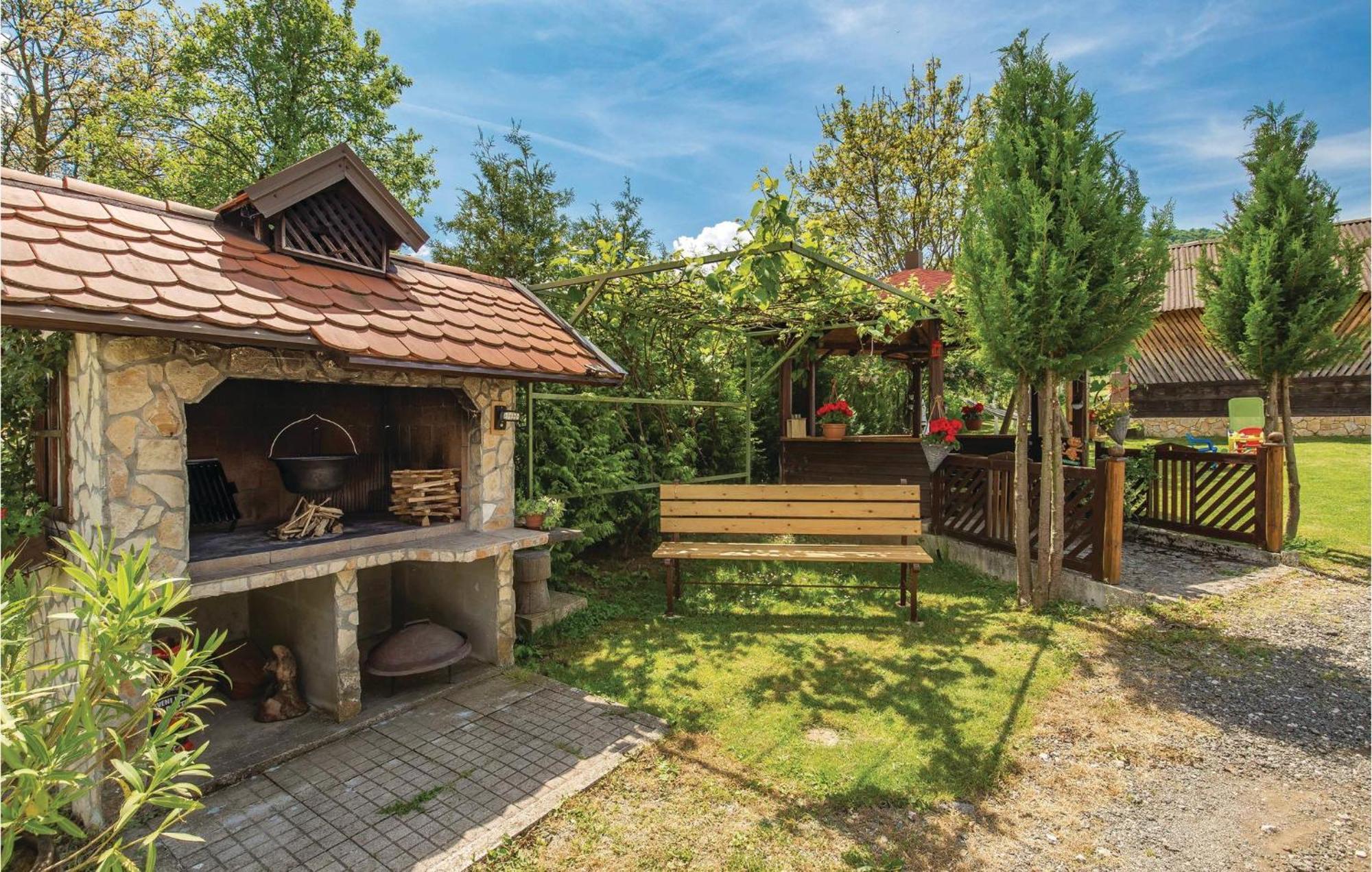 2 Bedroom Cozy Home In Licko Lesce מראה חיצוני תמונה